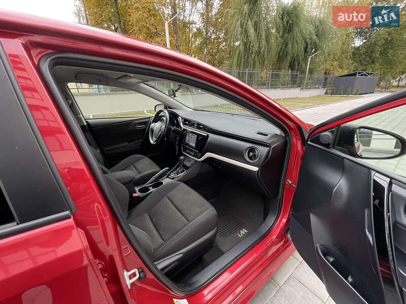 Хэтчбек Toyota Auris 2015 в Ровно