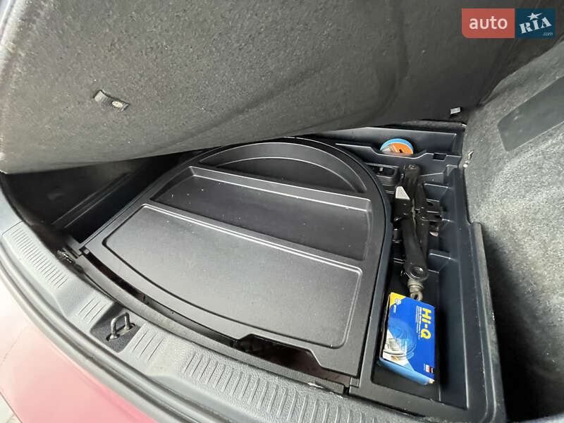 Хэтчбек Toyota Auris 2015 в Ровно