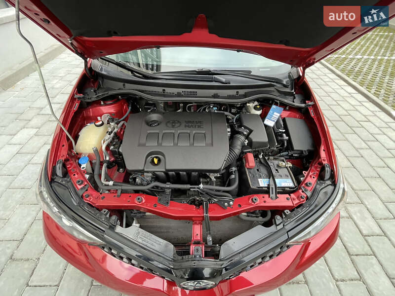Хэтчбек Toyota Auris 2015 в Ровно