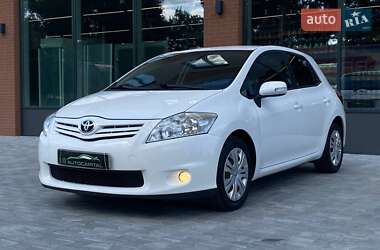 Хэтчбек Toyota Auris 2011 в 