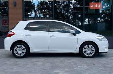 Хэтчбек Toyota Auris 2011 в 