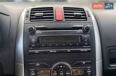 Хэтчбек Toyota Auris 2011 в 