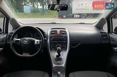 Хэтчбек Toyota Auris 2011 в 
