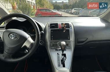 Хэтчбек Toyota Auris 2009 в 