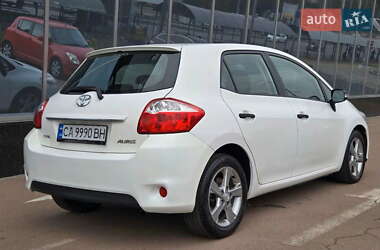 Хэтчбек Toyota Auris 2011 в 