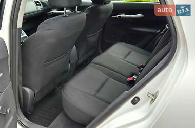 Хэтчбек Toyota Auris 2011 в 