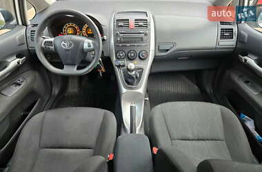 Хэтчбек Toyota Auris 2011 в 