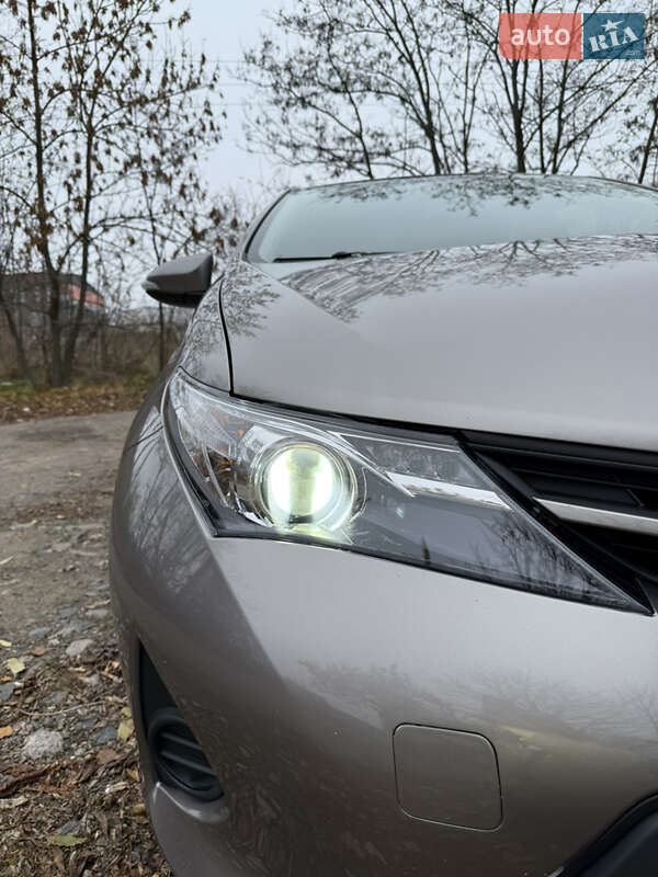 Хэтчбек Toyota Auris 2013 в Кропивницком