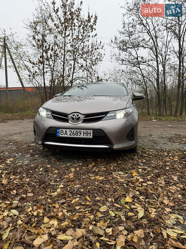 Хэтчбек Toyota Auris 2013 в Кропивницком