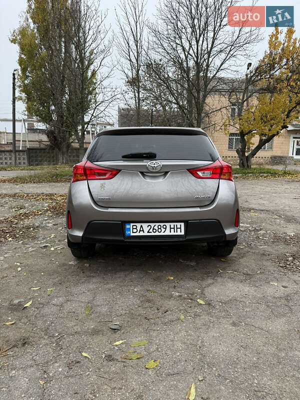Хэтчбек Toyota Auris 2013 в Кропивницком