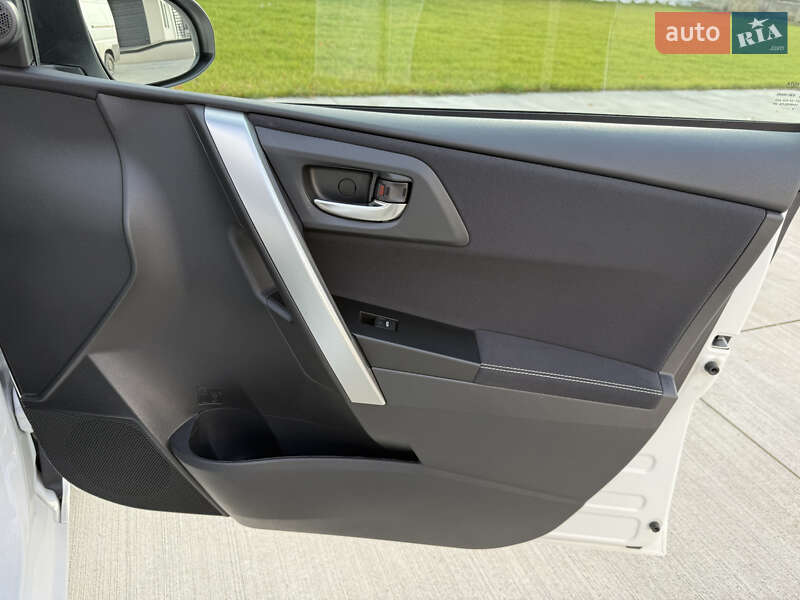 Хэтчбек Toyota Auris 2014 в Луцке