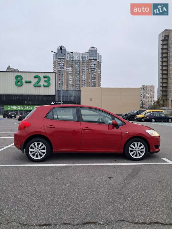 Хэтчбек Toyota Auris 2011 в Киеве