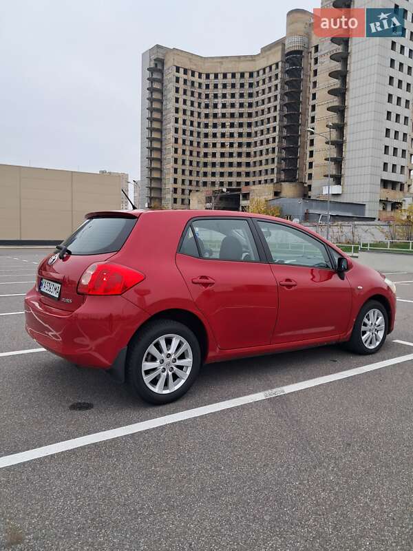 Хэтчбек Toyota Auris 2011 в Киеве