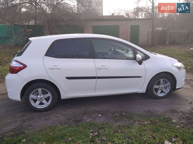 Хэтчбек Toyota Auris 2011 в Кропивницком