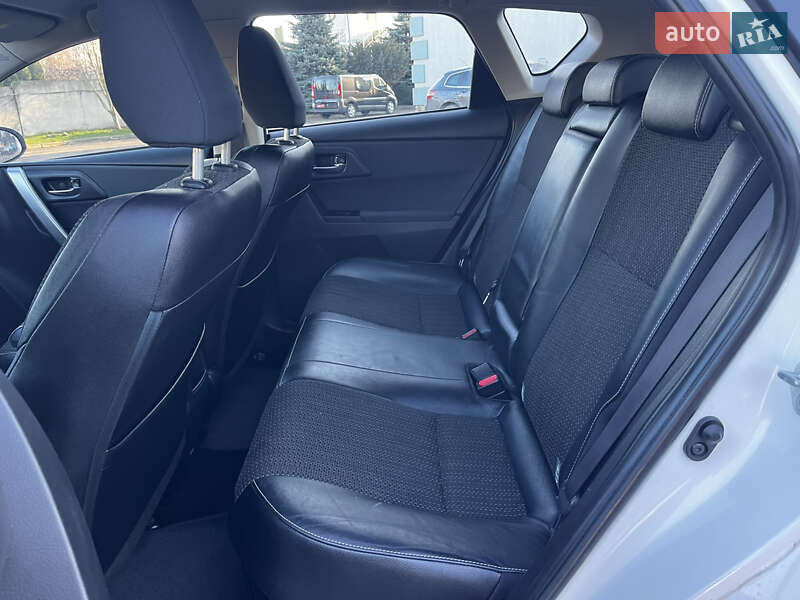 Хэтчбек Toyota Auris 2013 в Луцке