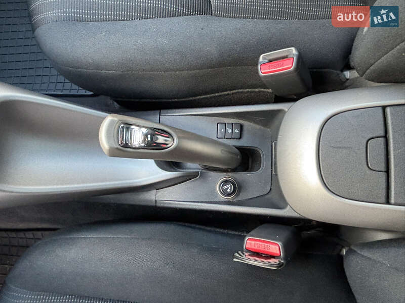 Хетчбек Toyota Auris 2008 в Дніпрі