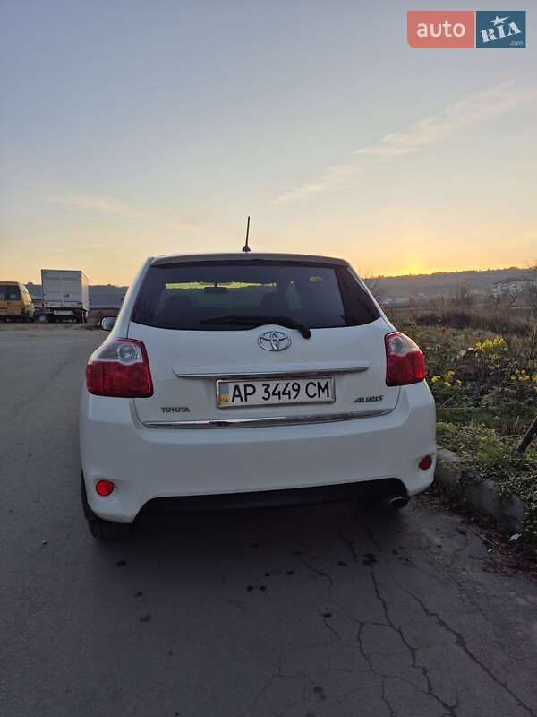 Хэтчбек Toyota Auris 2012 в Золочеве