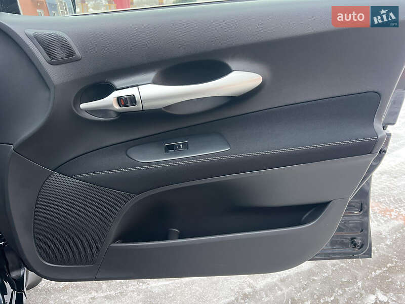 Хэтчбек Toyota Auris 2011 в Виннице