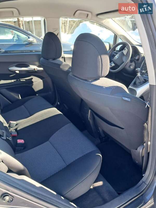 Хэтчбек Toyota Auris 2010 в Конотопе