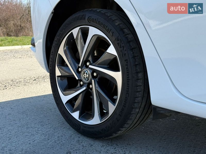 Хетчбек Toyota Auris 2016 в Ужгороді