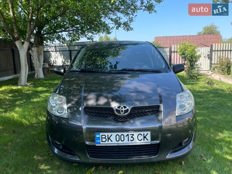 Хетчбек Toyota Auris 2008 в Дубні