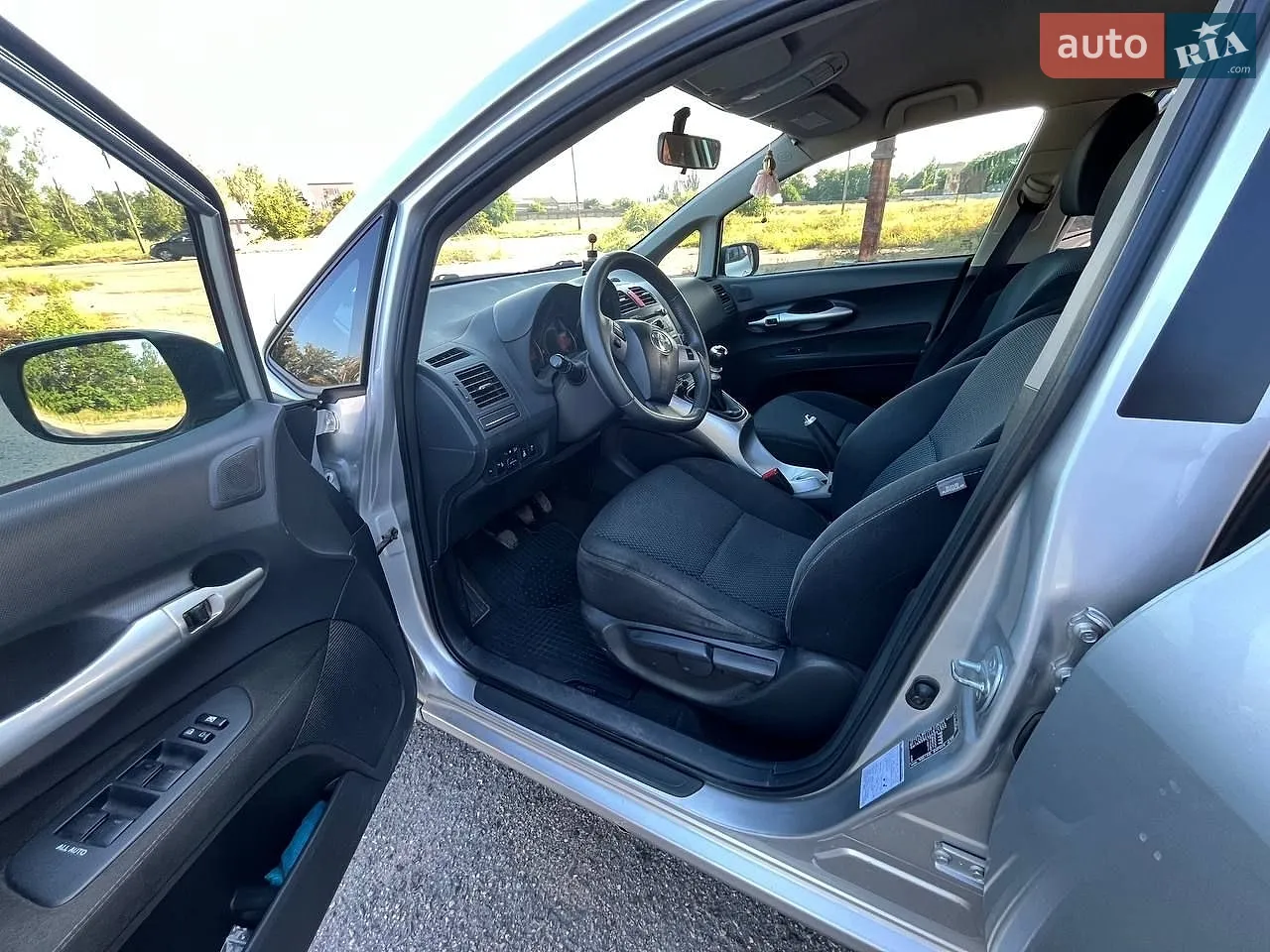 2011 Toyota Auris - мініатюра 2