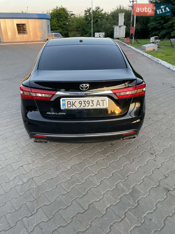 Седан Toyota Avalon 2016 в Дубно