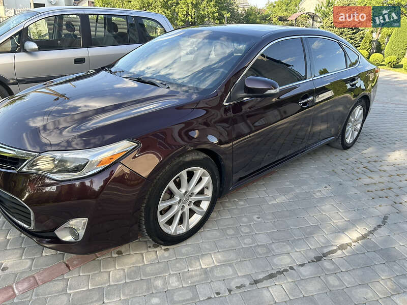 Седан Toyota Avalon 2013 в Золочеві