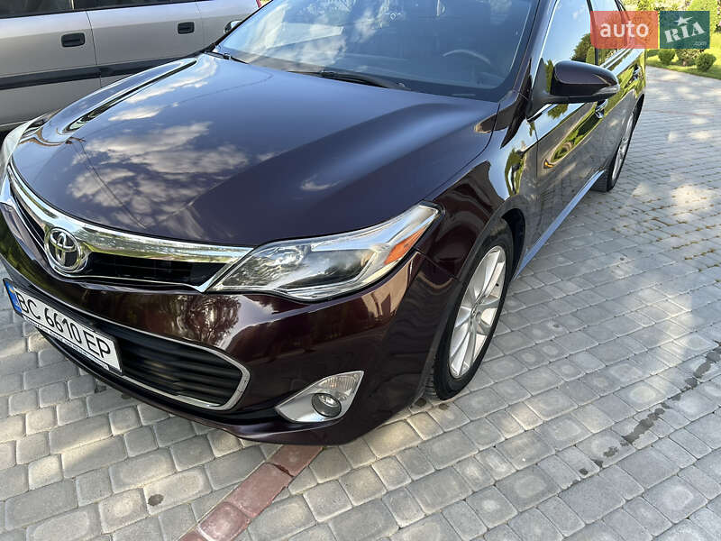 Седан Toyota Avalon 2013 в Золочеві