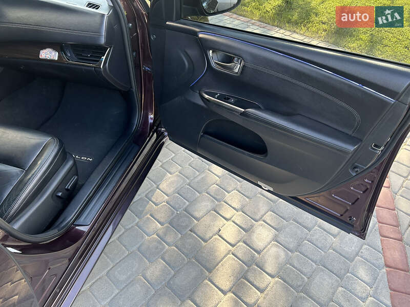 Седан Toyota Avalon 2013 в Золочеві