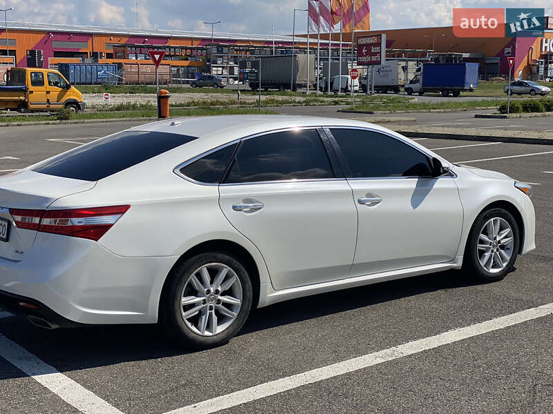 Седан Toyota Avalon 2015 в Мукачевому