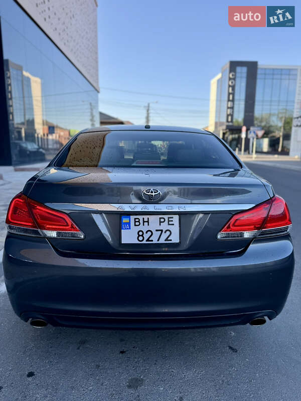 Седан Toyota Avalon 2012 в Измаиле