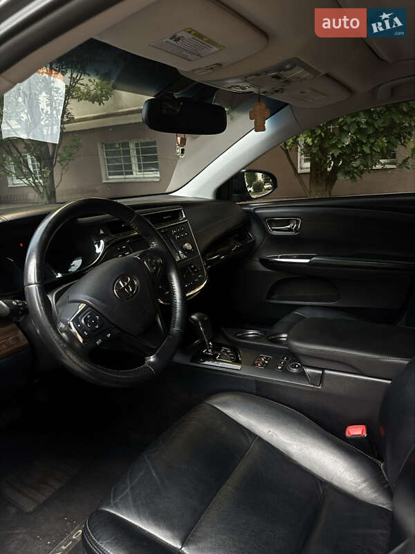Седан Toyota Avalon 2013 в Вишневом