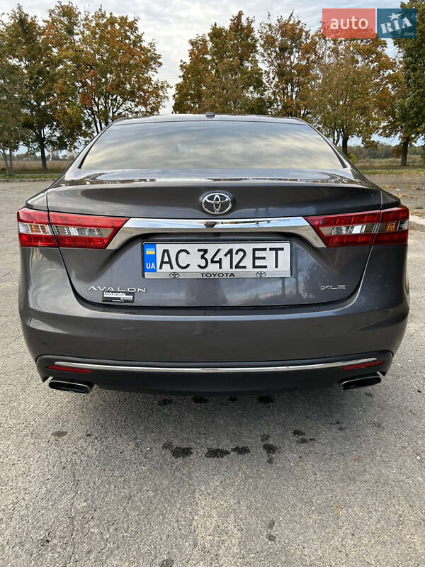 Седан Toyota Avalon 2016 в Володимирі