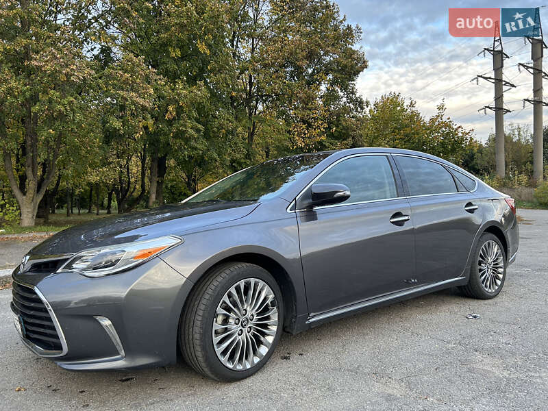 Седан Toyota Avalon 2016 в Володимирі