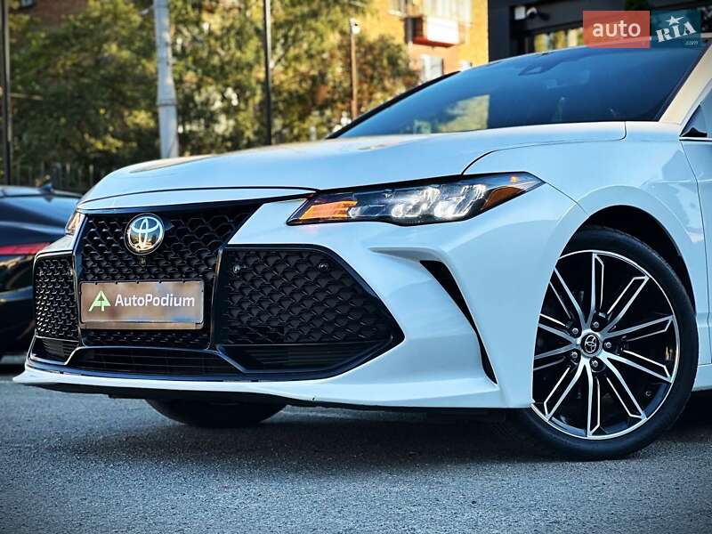 Седан Toyota Avalon 2018 в Киеве