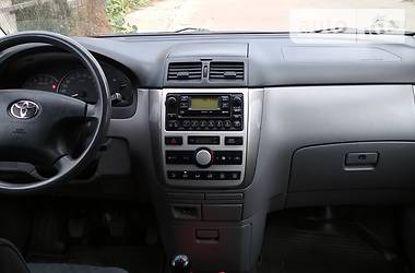 Минивэн Toyota Avensis Verso 2001 в Жовкве