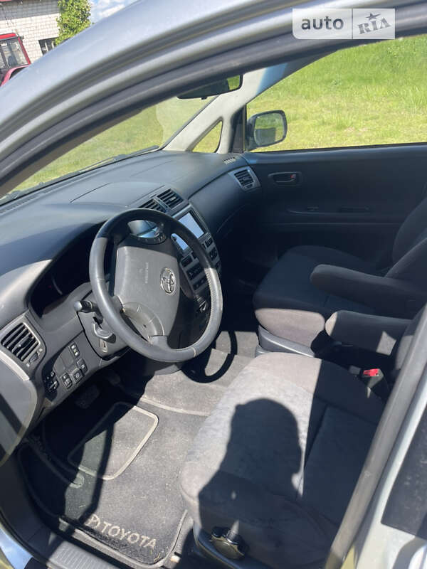 Мінівен Toyota Avensis Verso 2004 в Сумах