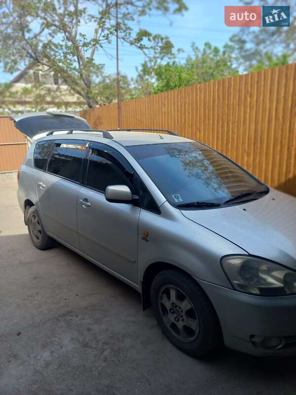 Toyota Avensis Verso 2001
