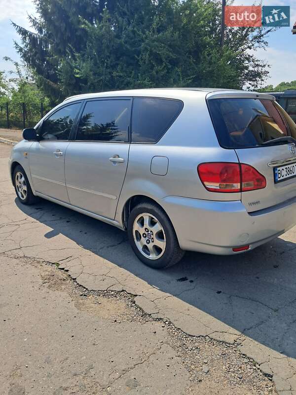 Минивэн Toyota Avensis Verso 2002 в Жовкве