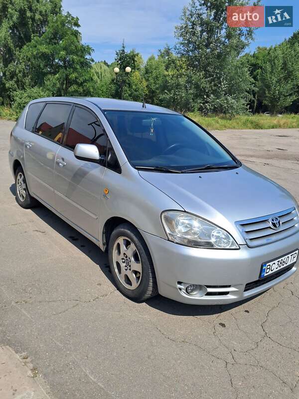 Минивэн Toyota Avensis Verso 2002 в Жовкве