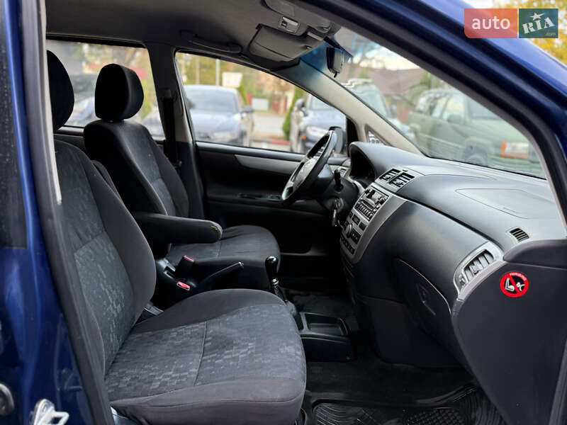 Минивэн Toyota Avensis Verso 2005 в Черновцах