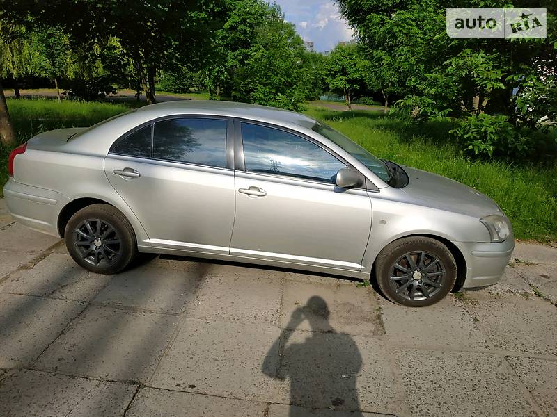 Седан Toyota Avensis 2004 в Львові