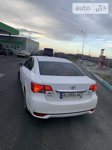 Седан Toyota Avensis 2012 в Ужгороді