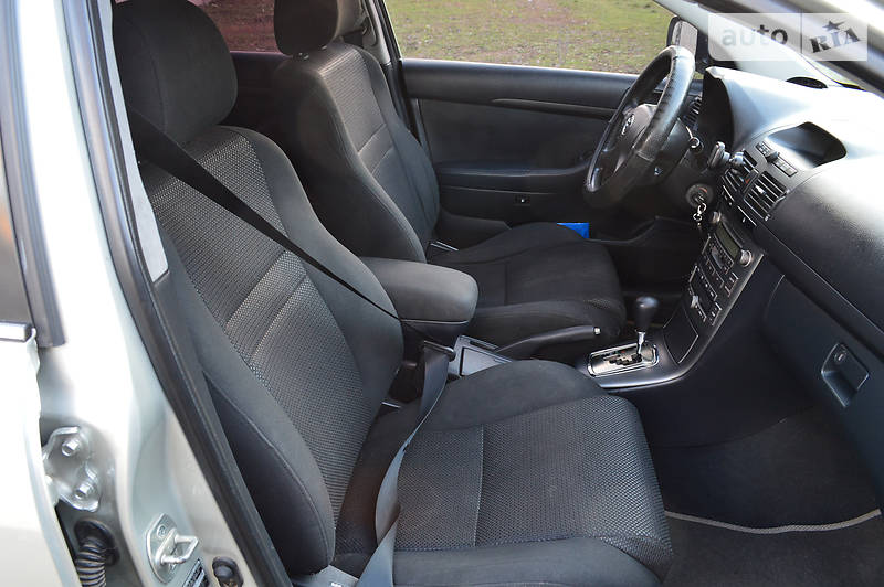 Седан Toyota Avensis 2003 в Краматорске