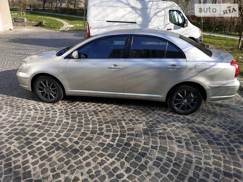 Седан Toyota Avensis 2004 в Львові