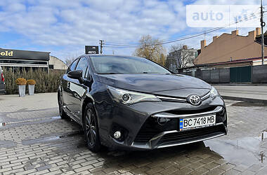 Седан Toyota Avensis 2017 в Львові