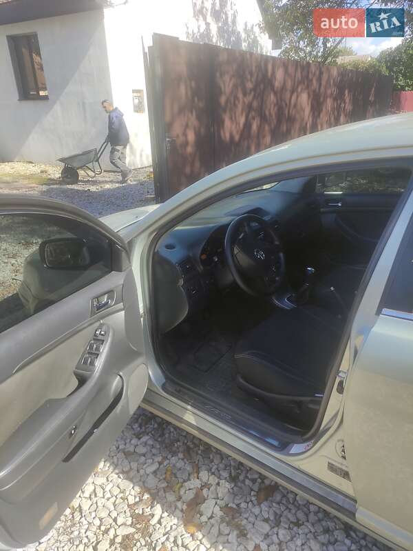 Седан Toyota Avensis 2005 в Кривом Роге