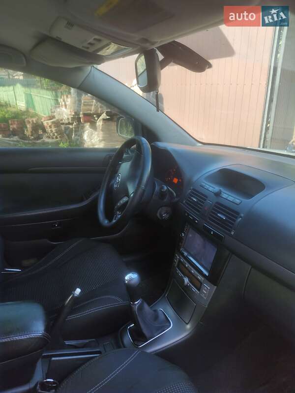 Седан Toyota Avensis 2005 в Кривом Роге