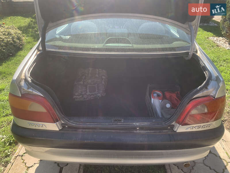 Седан Toyota Avensis 2000 в Черновцах